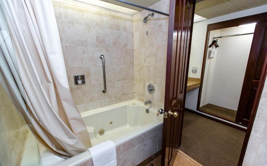 J&A Classic Hotel Ліма Екстер'єр фото A bathtub with shower curtain