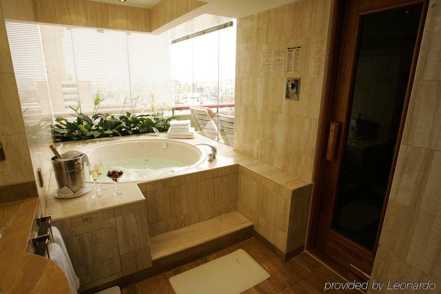 J&A Classic Hotel Ліма Зручності фото A bathroom in a hotel