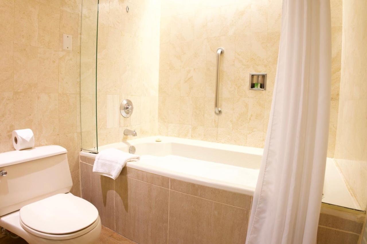 J&A Classic Hotel Ліма Екстер'єр фото A bathtub with shower curtain
